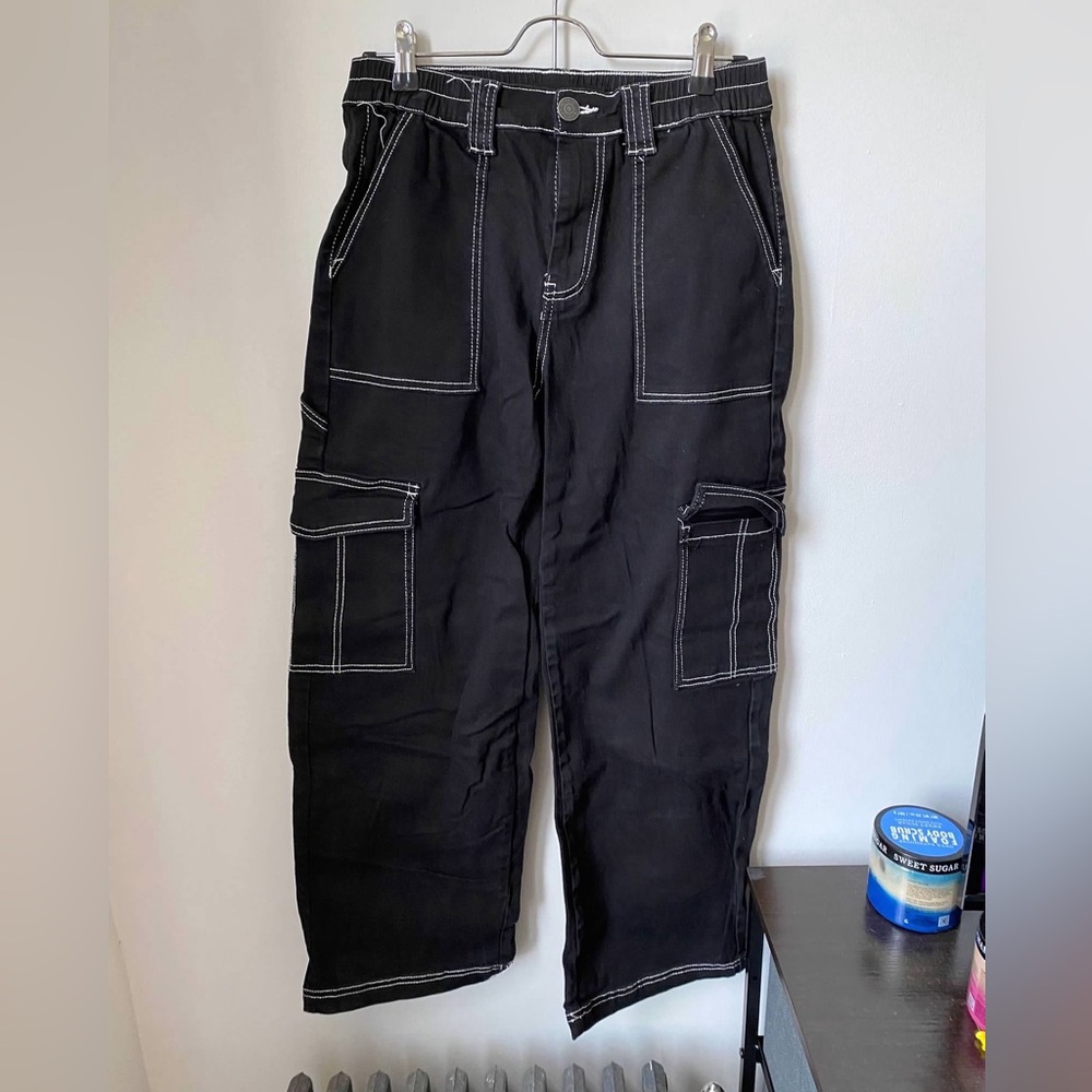 Black Almost Famous cargo pants, size S